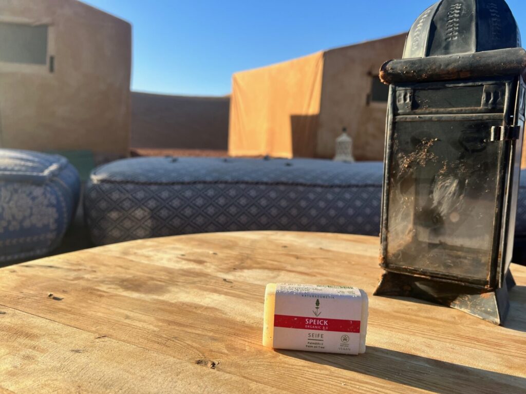 Speick Organic 3.0 Seife im Wüstencamp mit marokkanischer Laterne, im Hintergrund Nomadenzelte