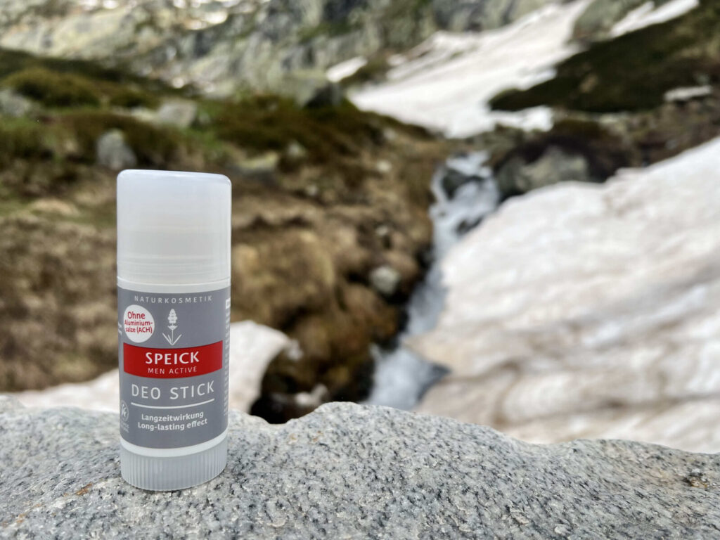 Speick Men Active deo Stick vor verschneiter Alpenlandschaft