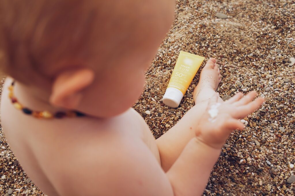 Baby im Sand mit Speick Sun Sonnenpflege