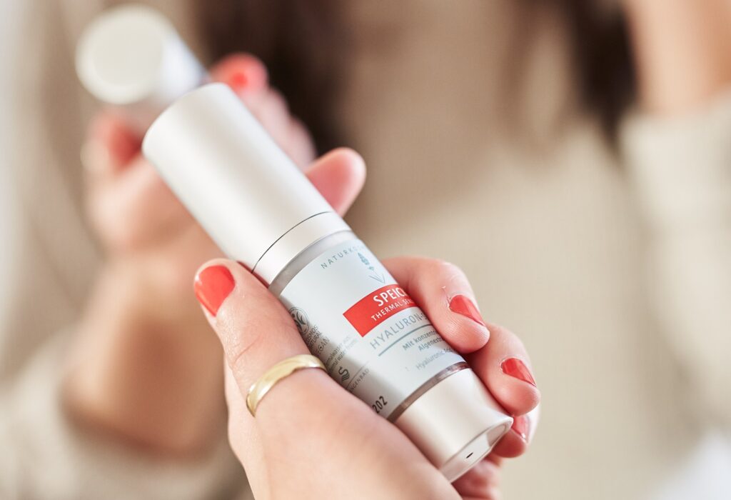 Frau hält Speick Thermal Sensitiv Hyaluron Serum