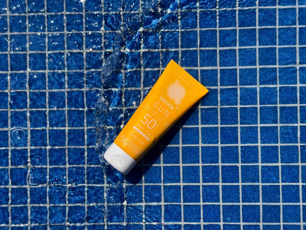 Speick Sun: gelbe Tube mit blauem Pool im Hintergrund