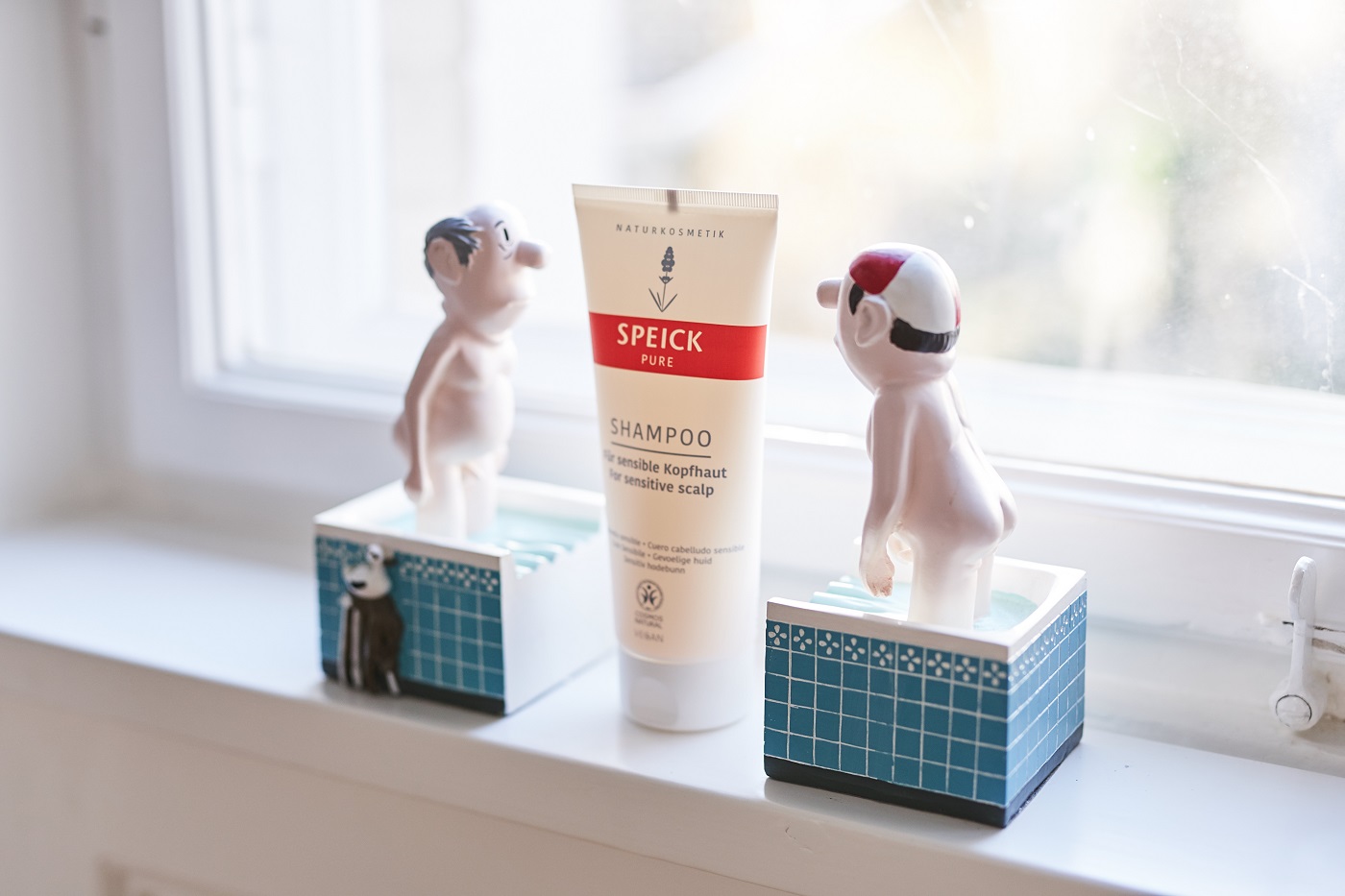 Speick Pure Shampoo zwischen zwei Loriot Buchstützen