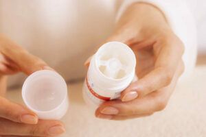 Nachhaltigkeit: Verpackungskonzepte i Überprüfung, Frau hält leeren Deo Stick in der Hand