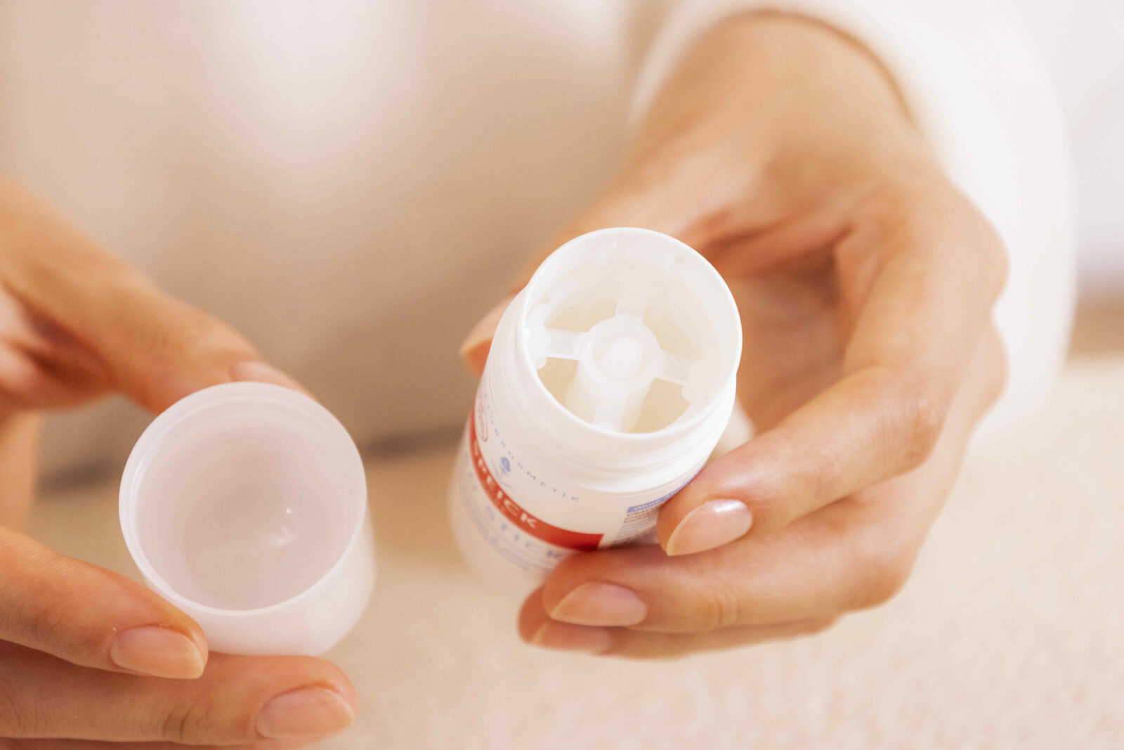 Nachhaltigkeit: Verpackungskonzepte i Überprüfung, Frau hält leeren Deo Stick in der Hand