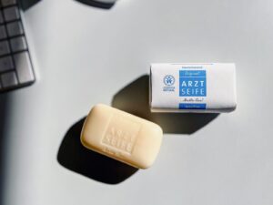 Arztseife Sensitiv auf einem weißen Schreibtisch, gezeigt von oben, wirft einen Schatten