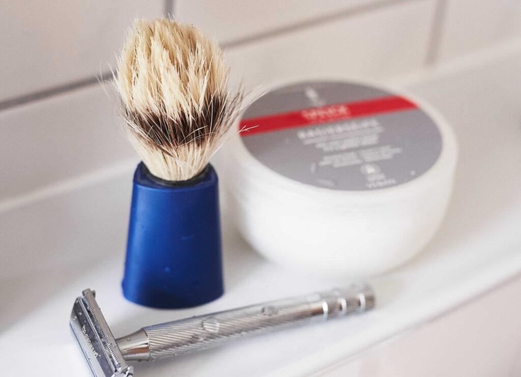 Speick Men Active Rasiercreme mit Rasurpinsel und Rasierhobel im Badezimmer