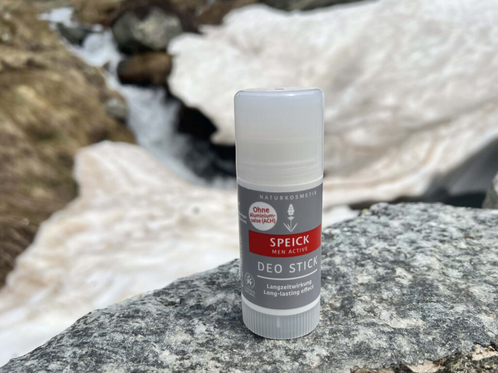 Ganz schön frisch: Men Active Deo Stick vor einem Schneefeld