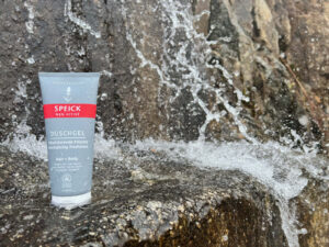 Frische pur: Men Active Duschgel unter einem Wasserfall