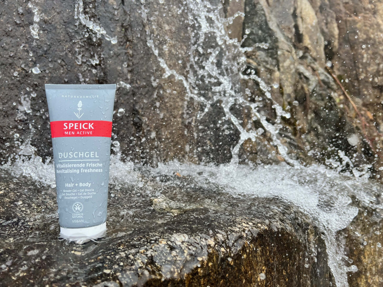 Frische pur: Men Active Duschgel unter einem Wasserfall
